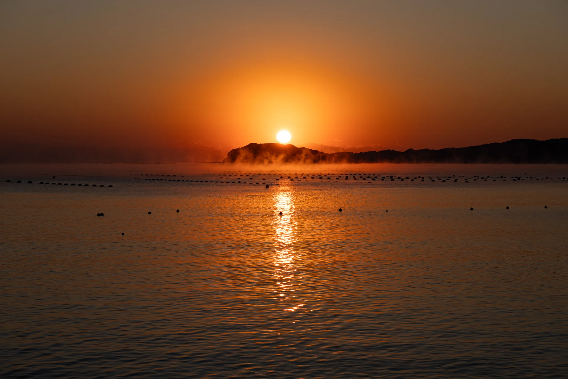朝日が昇る南三陸の海